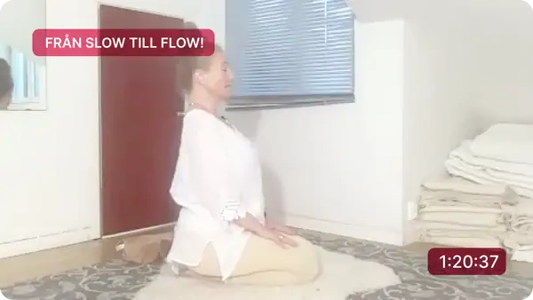 Viveka leder en yoga class med mjuka sträckningar, omgiven av gröna växter i en lugn och harmonisk atmosfär.