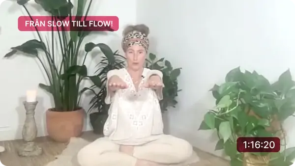 Viveka leder en yoga class med mjuka sträckningar, omgiven av gröna växter i en lugn och harmonisk atmosfär.