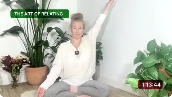 Viveka leder en yoga class med mjuka sträckningar, omgiven av gröna växter i en lugn och harmonisk atmosfär.