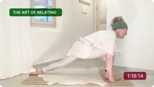 Viveka leder en yoga class med mjuka sträckningar.