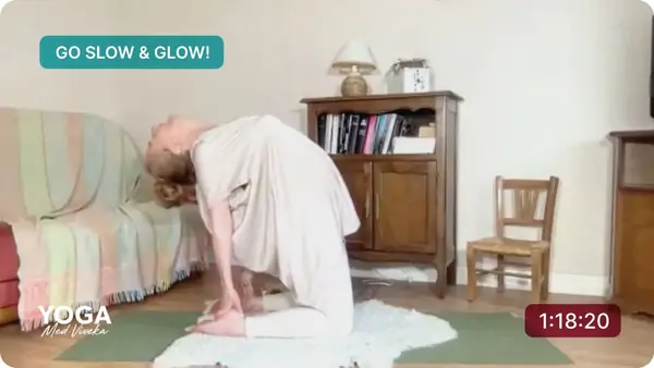 En fridfull miljö där Viveka leder en yogaklass med temat 