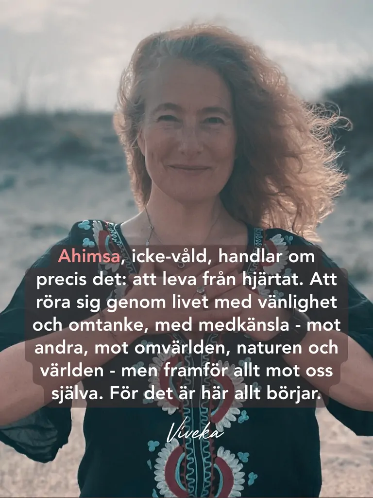 Två personer, Vivekas barn sitter på en bänk omgiven av grönska och fjädrande växter.