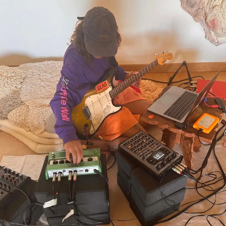 Dijle producerar musik inför en Kundalini Rave-session.