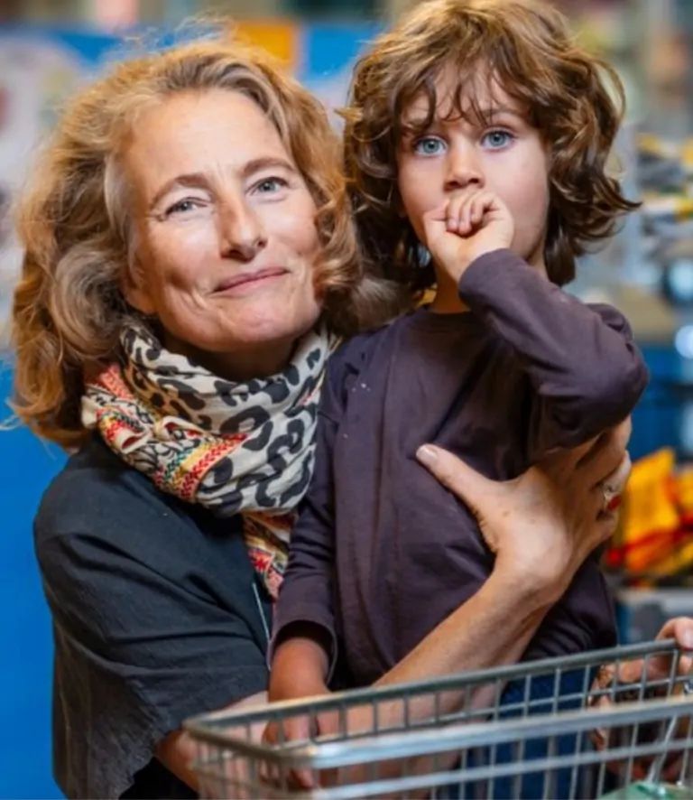 Viveka och Djile skapar magi under Kundalini Rave, omgivna av en unik väggkonst och ljudutrustning.