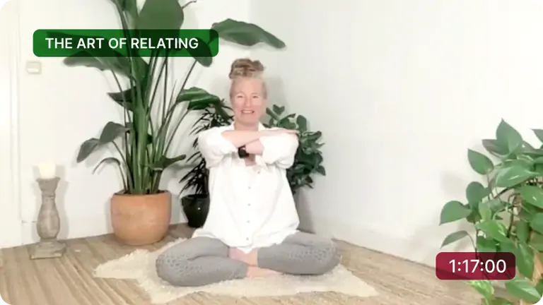 Viveka leder en yoga class med mjuka sträckningar.