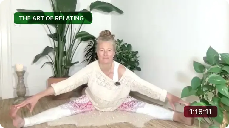 Viveka leder en yoga class med mjuka sträckningar.