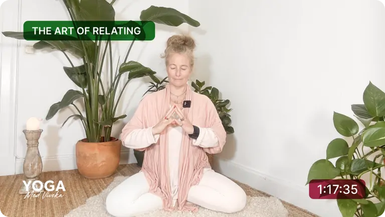 Viveka leder en yoga class med mjuka sträckningar.