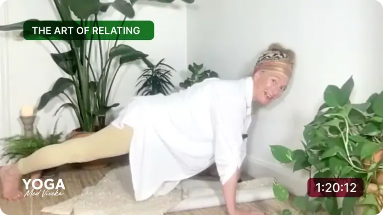 Viveka leder en yoga class med mjuka sträckningar.