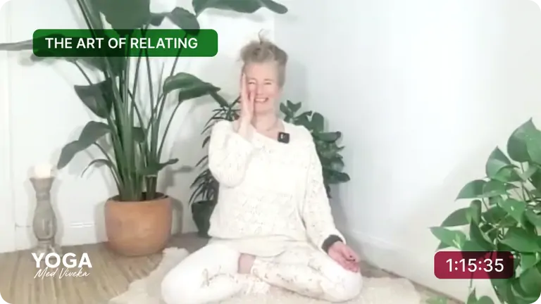 Viveka leder en yoga class med mjuka sträckningar.