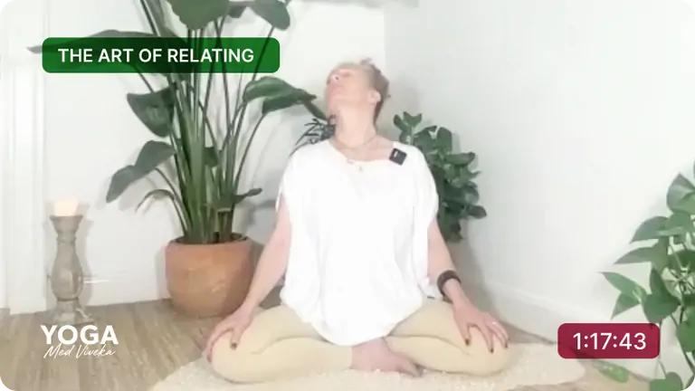 Viveka leder en yoga class med mjuka sträckningar.