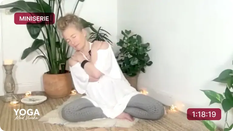 Viveka leder en yoga class med mjuka sträckningar.