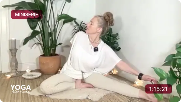 Viveka leder en yoga class med mjuka sträckningar.