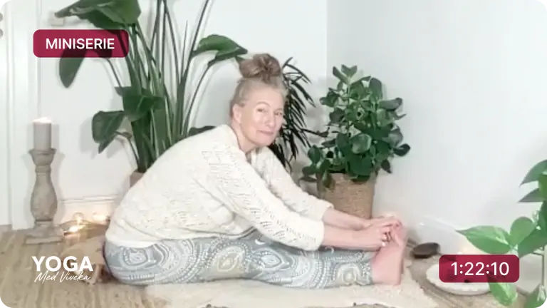 Viveka leder en yoga class med mjuka sträckningar.