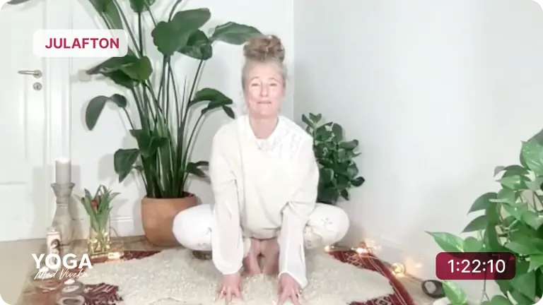 Viveka leder en yoga class med mjuka sträckningar för julafton.