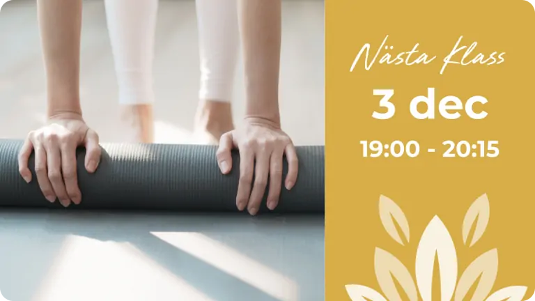 Bilden visar en närbild av två händer som greppar en yogamatta. På högra sidan finns en text i guldfärg som lyder Nästa Klass samt information om klassen som hålls den 3 dec kl. 19:00–20:15. Designen innehåller ett dekorativt blommönster längst ner.