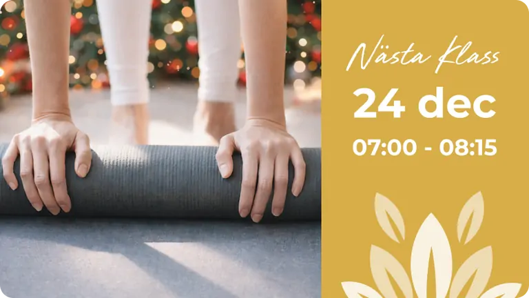 Bilden visar en närbild av två händer som greppar en yogamatta. På högra sidan finns en text i guldfärg som lyder Nästa Klass samt information om klassen som hålls den 24 dec kl. 07:00–08:15. Designen innehåller ett dekorativt blommönster längst ner.