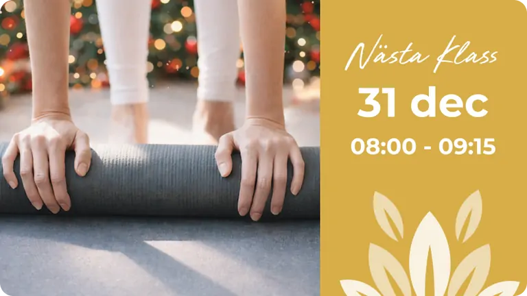 Bilden visar en närbild av två händer som greppar en yogamatta. På högra sidan finns en text i guldfärg som lyder Nästa Klass samt information om klassen som hålls den 31 dec kl. 08:00–09:15. Designen innehåller ett dekorativt blommönster längst ner.