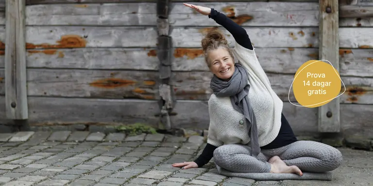 Viveka tränar yoga utomhus med text om 14 dagars gratisprov på plattformen